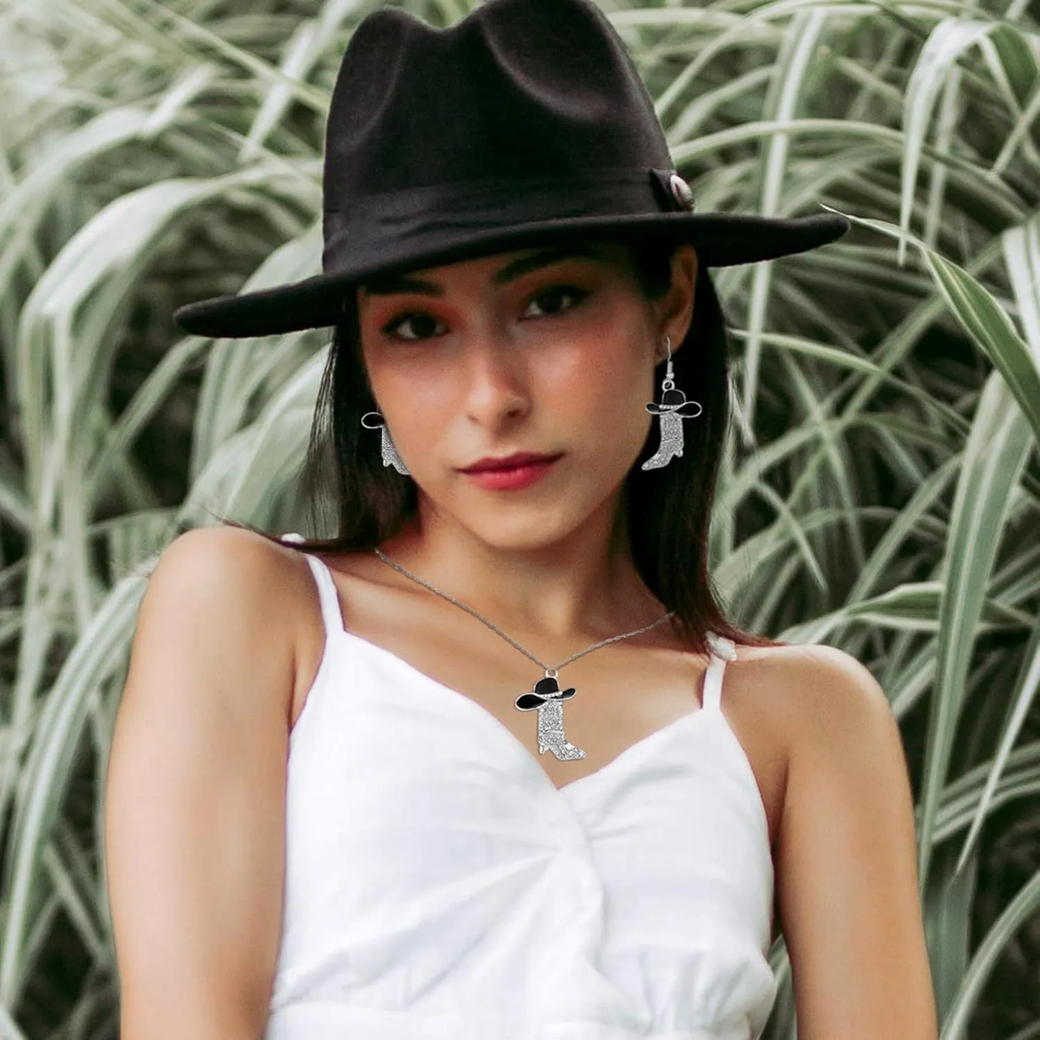 2 Pcs Cowgirl Jewelry Set for Women Sparkly Rhinestone Cowgirl Earrings Cowboy Boots Necklace Chic Enamel Hat Boot Charm Western Jewelry for Women