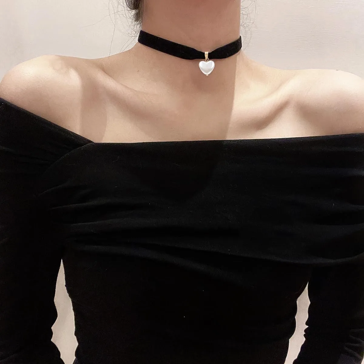 Black Choker Necklaces for Woman Love Heart Choker Necklace Adjustable Velvet Choker Soft Collar Chain Red Heart Necklace Halloween Cosplay Party