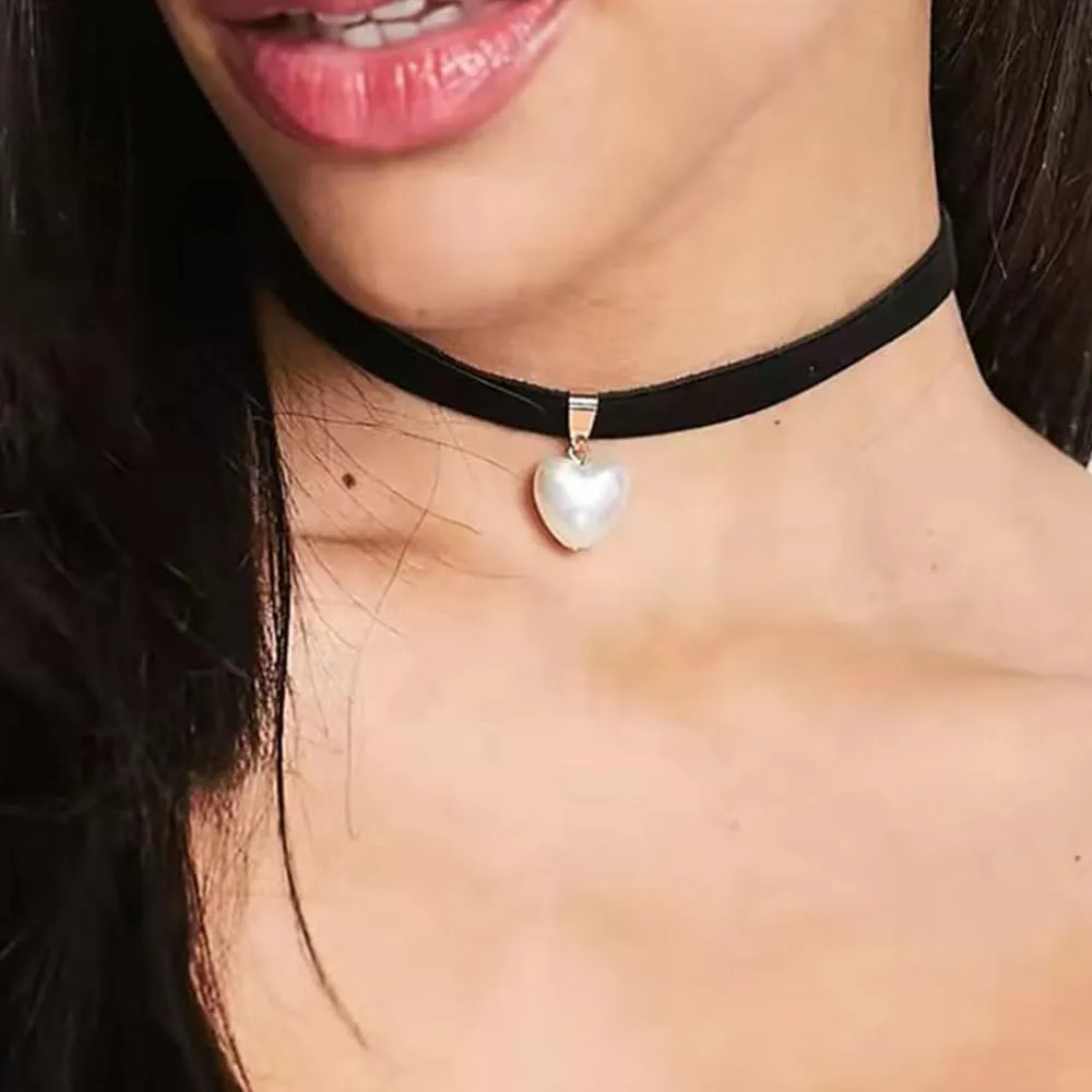 Black Choker Necklaces for Woman Love Heart Choker Necklace Adjustable Velvet Choker Soft Collar Chain Red Heart Necklace Halloween Cosplay Party