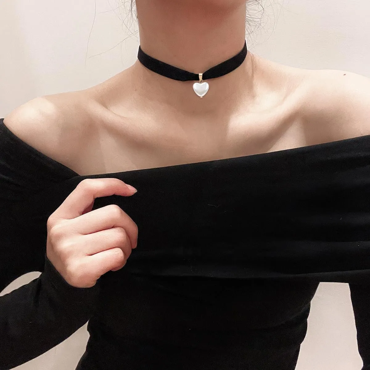 Black Choker Necklaces for Woman Love Heart Choker Necklace Adjustable Velvet Choker Soft Collar Chain Red Heart Necklace Halloween Cosplay Party