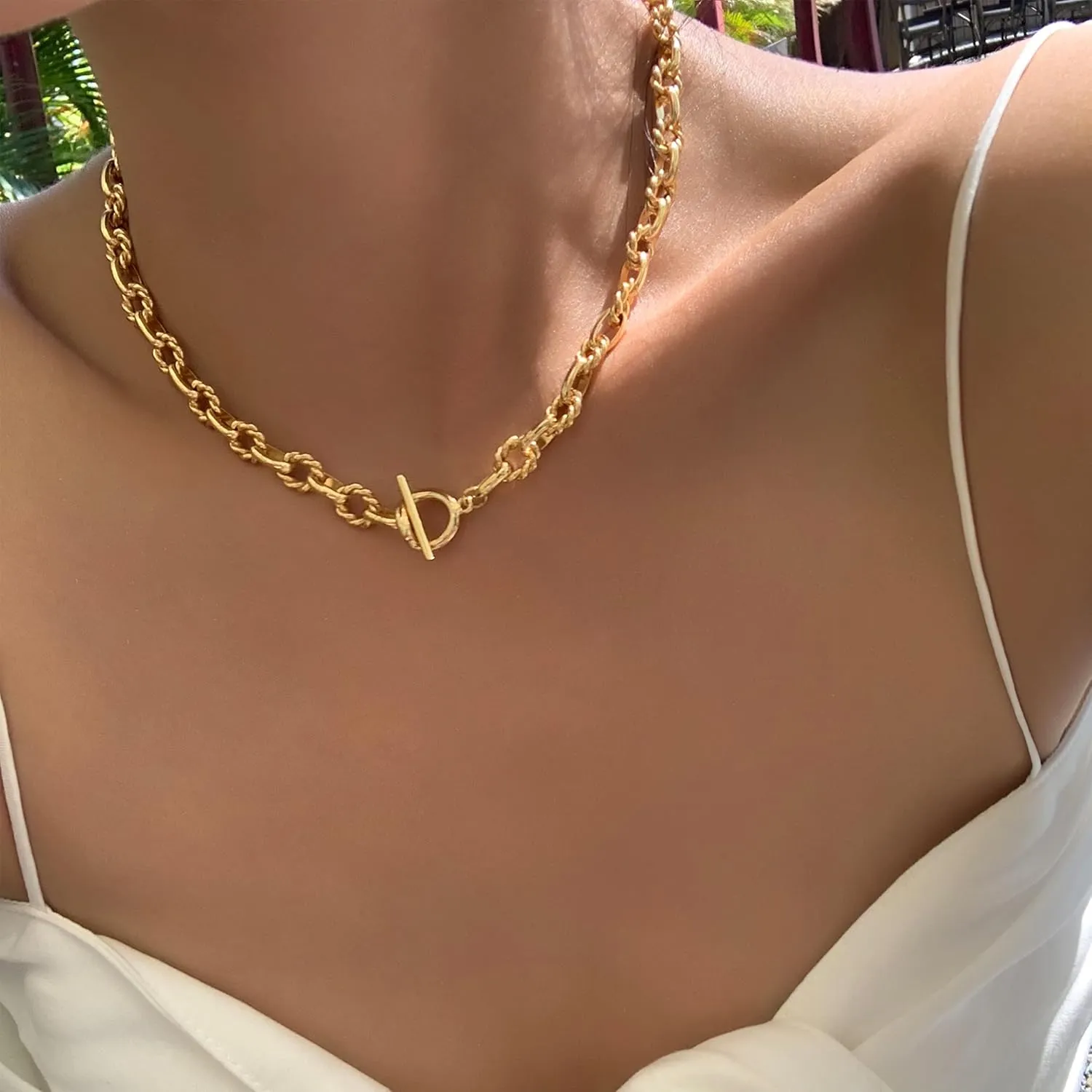 Chunky Gold Choker Necklace for Women, 18K Gold Plated Twisted Oval Link Chain Choker Toggle Clasp Necklace for Women Jewelry Gift