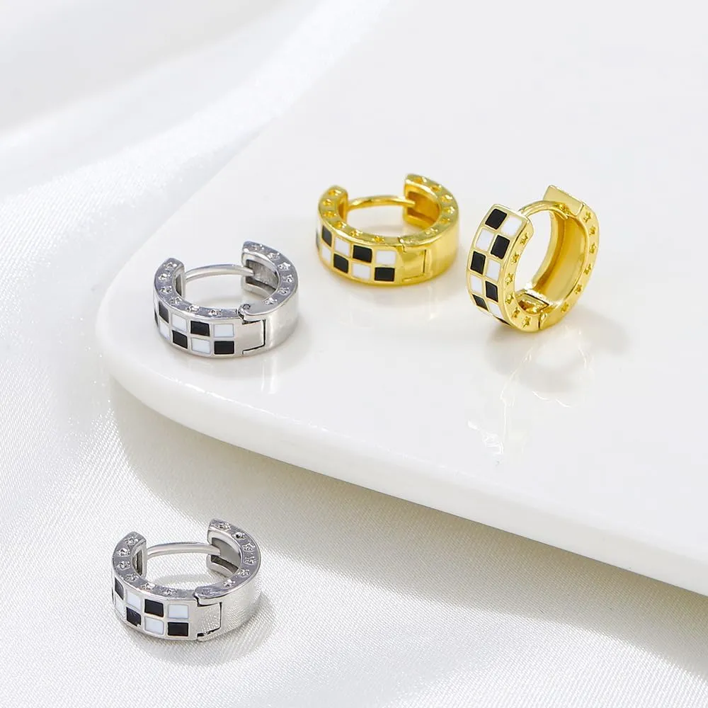 Dainty Checkered Oval Hoop Cartilage Earrings for Women Girls Hypoallergenic White Black Enamel Chic Checker Flag Dangle Earrings Birthday Gifts