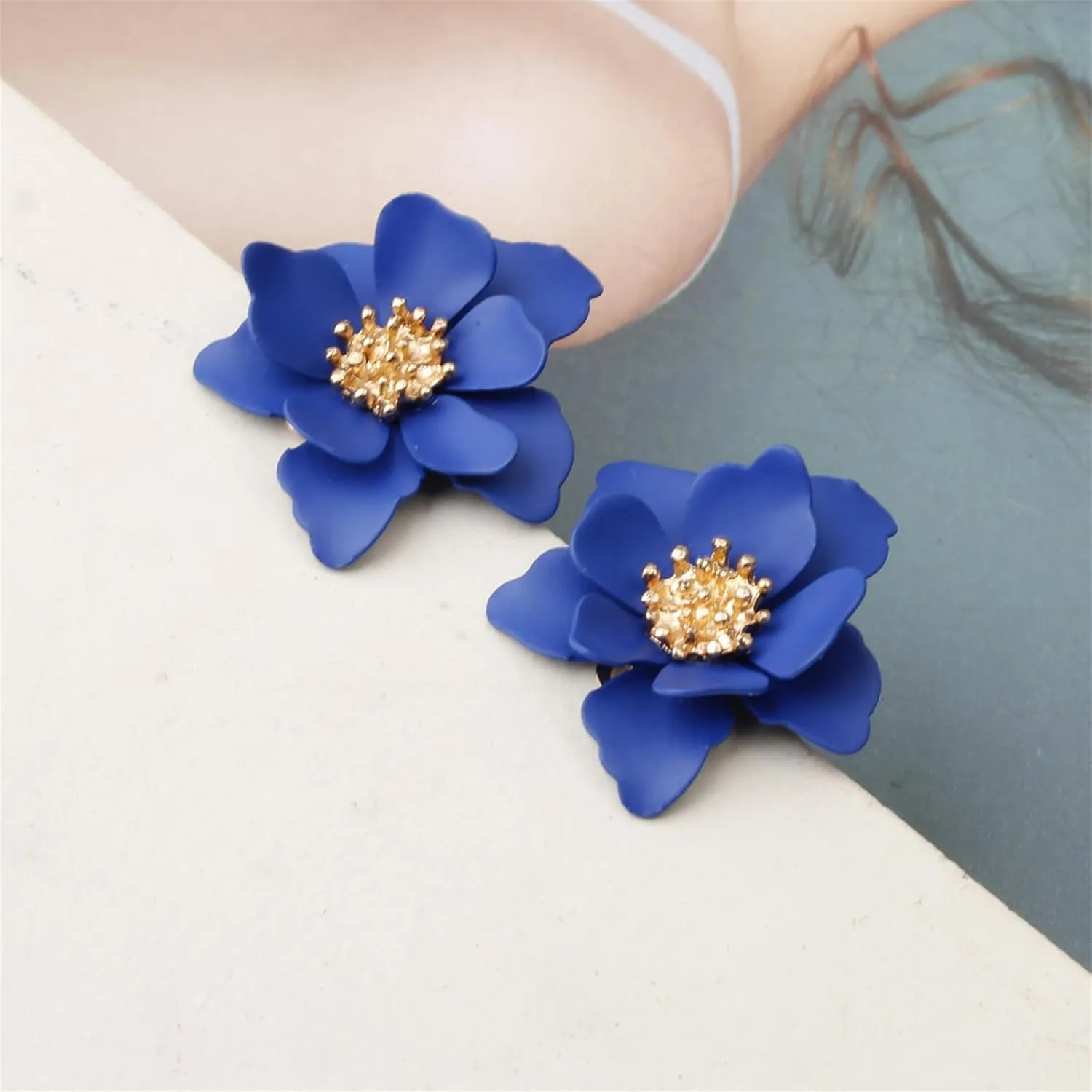 Flower Stud Earrings for Women Chic Bohemian Matte Flower Floral Stud Earrings Elegant Boho Daisy Flower Shaped with Gold Bud Statement Earrings Jewelry Gifts