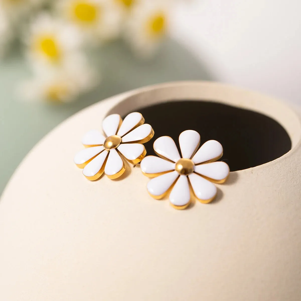 Minimalist Light Luxury White Oil Dripping Eight-Petal Flower Daisy Stud Earrings