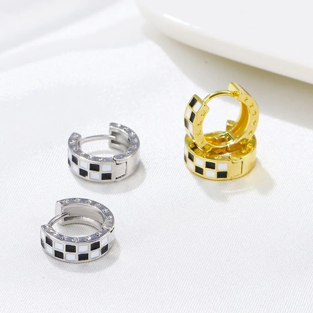 ONLYJUMP Chic Checker Small Hoop Cartilage Earrings for Women Black and white checkerboard Heart Stud Earrings Heart Earrings White Black Enamel Hoop Earrings Jewelry Gifts