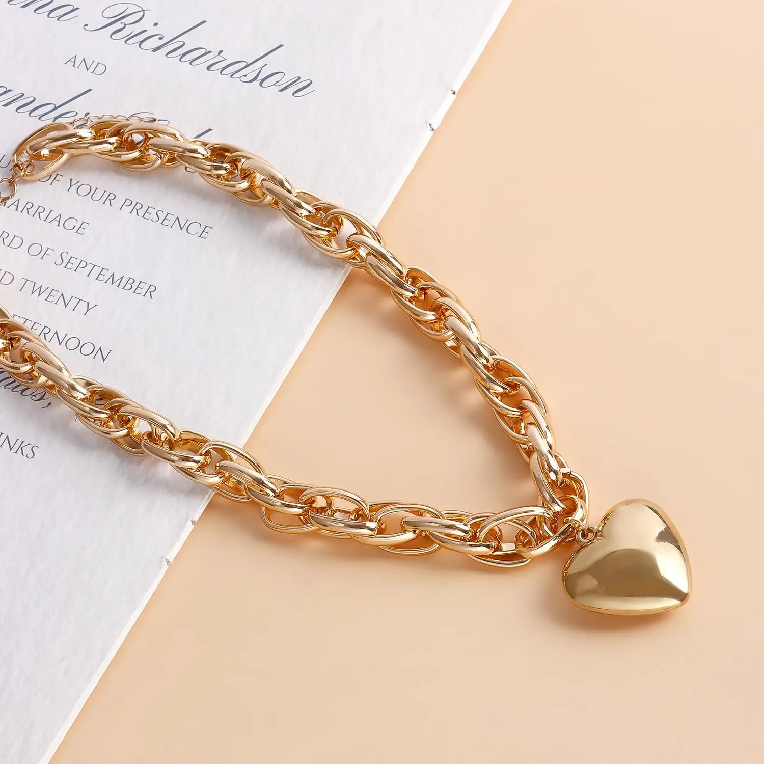 Punk Love Heart Pendant Choker Necklace Peach Hearts Chunky Chain Necklaces Vintage Thick Clavicle Necklace Statement Jewelry Gifts for Women
