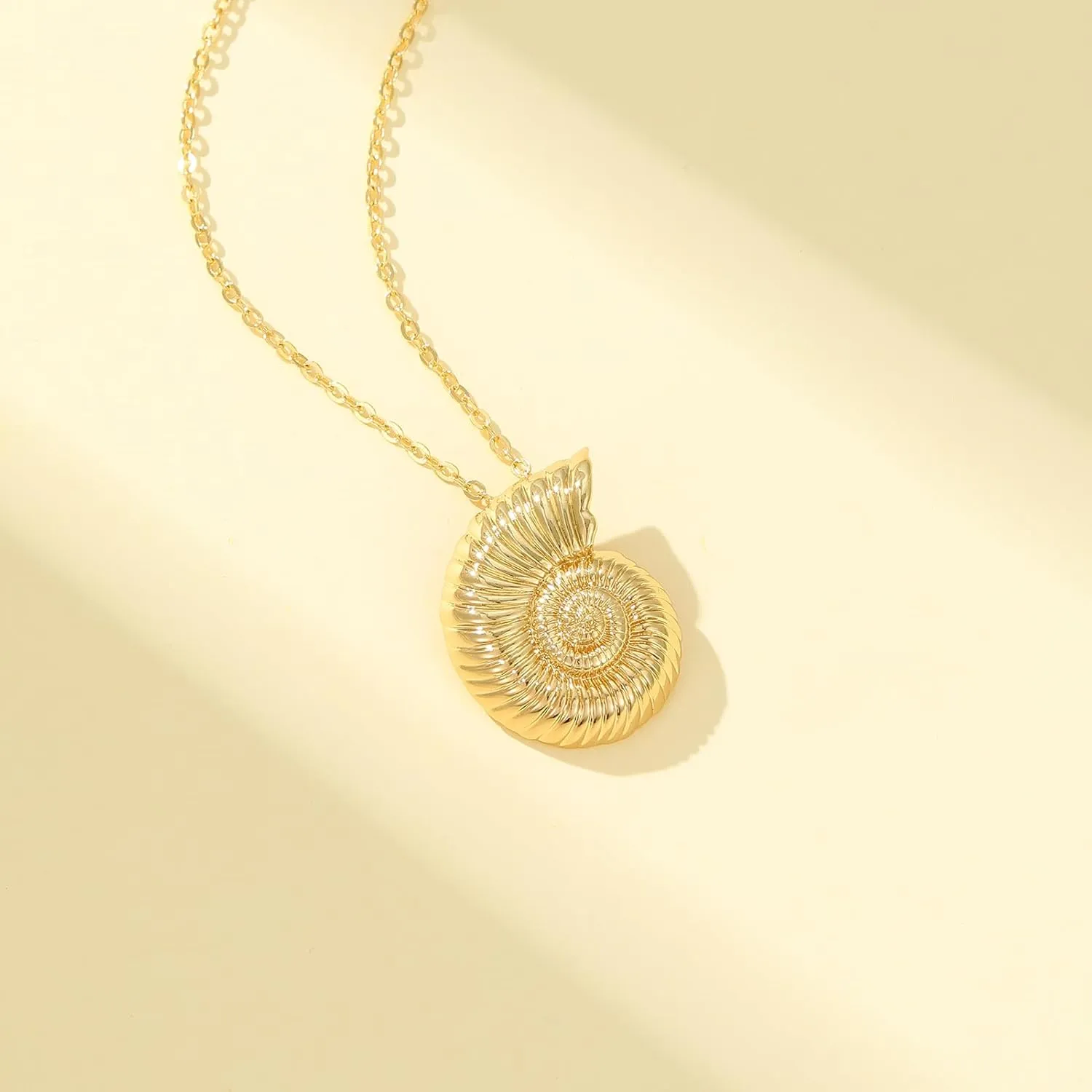Shell Seashell Necklace for Women,Chunky Gold Beach Conch Shell Necklaces Gifts for Women