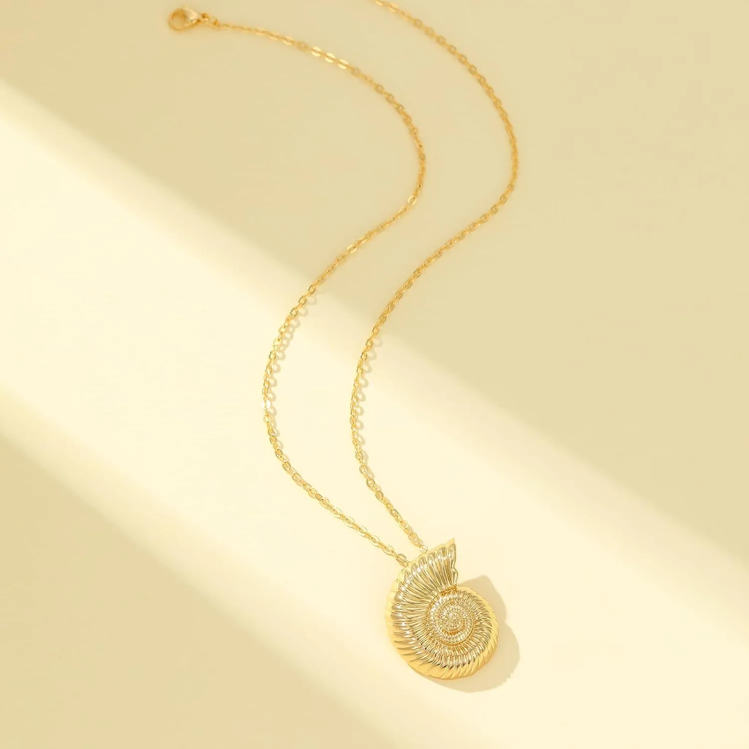Shell Seashell Necklace for Women,Chunky Gold Beach Conch Shell Necklaces Gifts for Women
